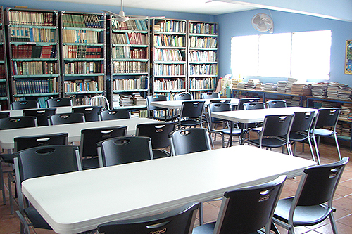 En la biblioteca se encuentra material didáctico  bastante completo, para complementar el aprendizaje de chicos y grandes.