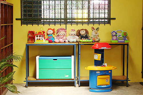 Un estante con juguetes para la recreación de los pequeños.