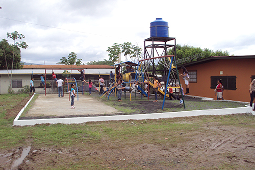 El campo de juegos instalado atrás del centro es origen de muchos juegos y risas.