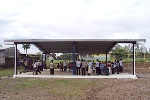 El gimnasio techado permite la celebración de actividades al aire libre, con el techo protegiendo a los invitados de las lluvias o del fuerte sol de medio día